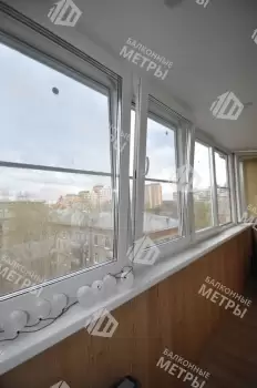 Остекление лоджии окнами с мультифункциональным стеклопакетом и отделка