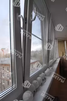 Остекление лоджии окнами с мультифункциональным стеклопакетом и отделка